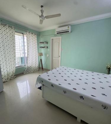 Sunny Pink Room with Balcony, Andheri Hotspot