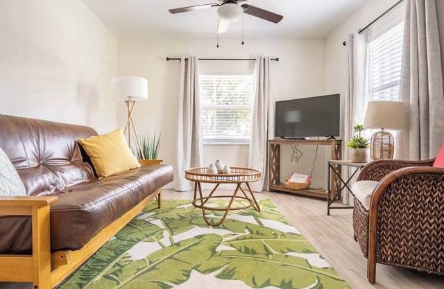 Sunny Retreat in Flamingo Suite!