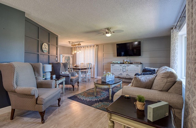 Sunny Shores Retreat with HOT TUB! Minutes from Grand Bend beach!