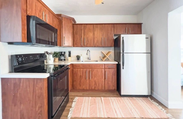 Sunny-Side Up - Cozy and Central Home with Parking