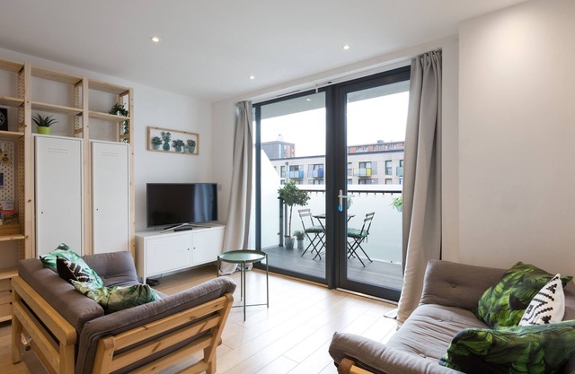 SUNNY SPACIOUS HOME: 2 Bed + 2 Bathroom + Balcony