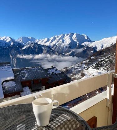 Sunny studio 25 m2 Mountain View balcony in Alpe d Huez district Eclose