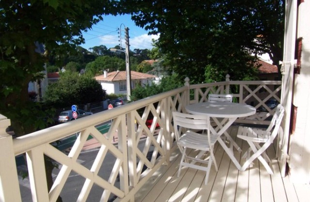 Sunny Studio with Balcony in Prestigious Arcachon District, Steps from Beach