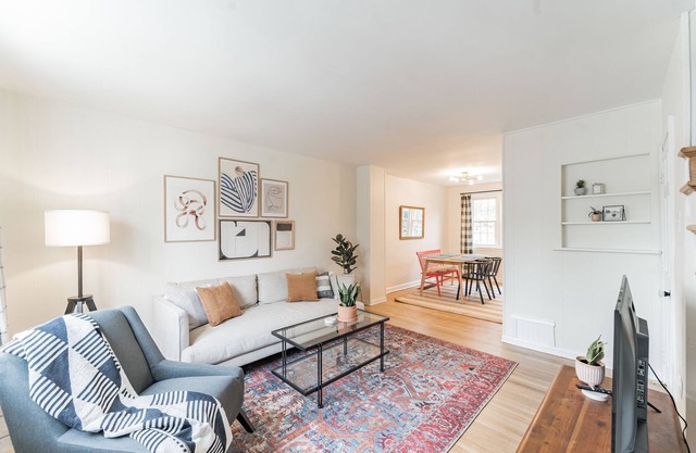 Sunny & Stylish Manayunk Cottage w/Private Back Yard