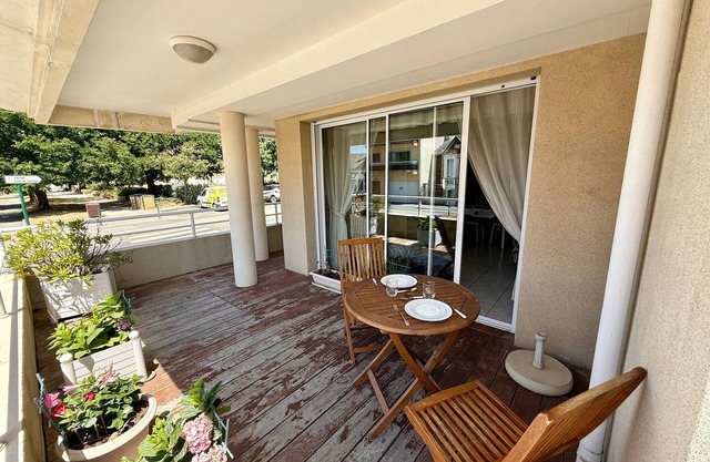 Sunny T3 Apartment with Terrace & Garage, 300m from Beach