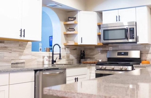 SunnySide Pompano - Vibrant 2/2 Home with Pool