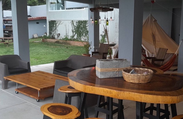 Sunnyside Up Glamping. Queen bed, million dollar views, private kitchen and bath