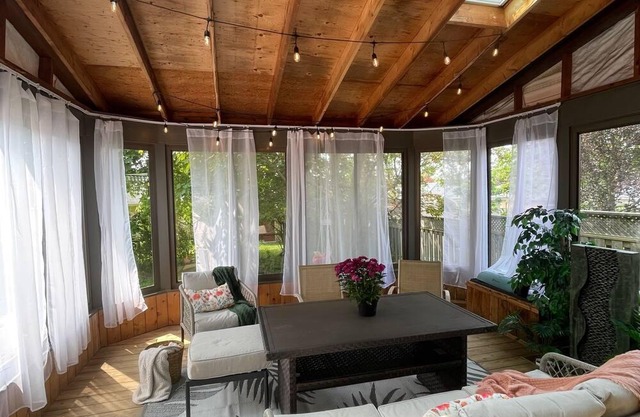 Sunroom, Cinema & Pool table Spacious Central Home!
