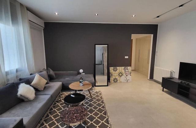Sunset 303: brand new apt with gym in Lac 1