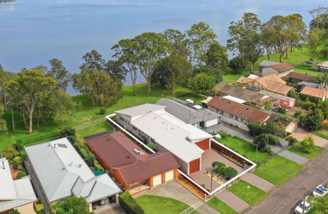 Sunset Lakehouse - Exclusive Waterfront experience in Lake Macquarie incl Kayaks