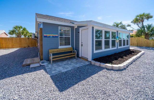 SUNSET ON MILLCOLE-Newly renovated 2br/2ba Duplex one block to beach