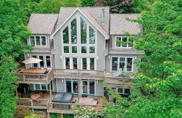 Sunset Pointe | Dock, Hot Tub, Pool Table!
