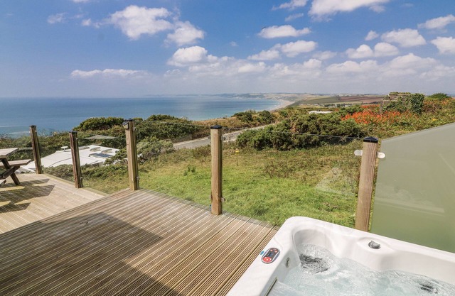 SUNSET SEA VIEW CHALET, pet friendly, with a garden in Millbrook