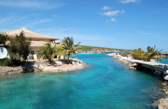 Sunshine Penthouse 4 BR family rental in walking distance to Mambo Beach
