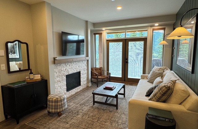 SunSlope | New 2 BR Ski In/Ski Out Designer Home w/EV Charger & Private Hot Tub