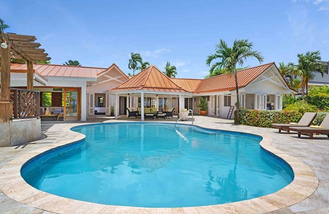 Sunspot in Runaway Bay by Personal Villas - Beachfront Bliss! Private Pool