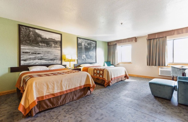 Super 8 by Wyndham Uniontown PA