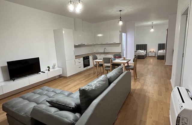 Super apartment with a view of the whole city, in komuna and Parisit area