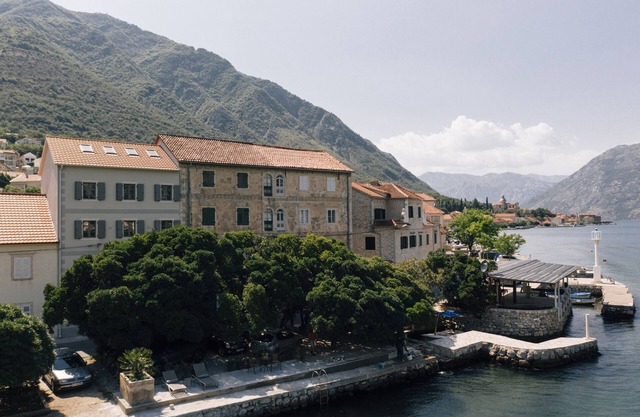 Super chic Venetian Palazzo, swimming pool , water front ponta on sea