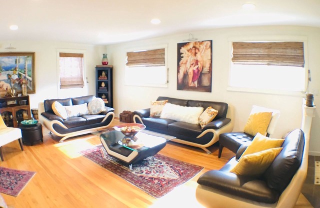 Super Clean 2BR Unit Located Near Downtown & Shopping Mall