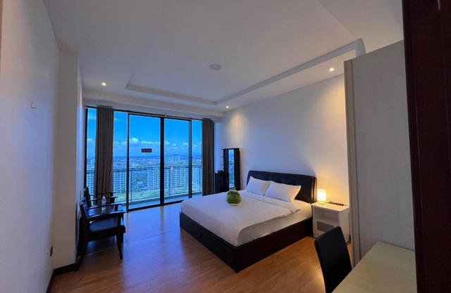 Super Comfy BIG SPACE Condo In Imperial Suites Boulevard Mall