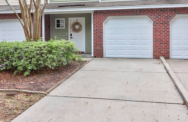 Super cute townhome close to all the best Charleston has to offer!