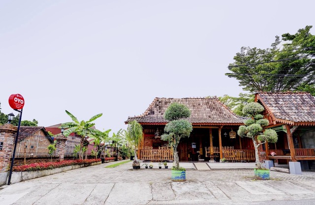 SUPER OYO Collection O 90265 Cempoko Mulyo Homestay Syariah