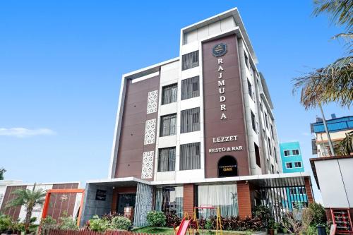 Super Townhouse OAK Hotel Rajmudra
