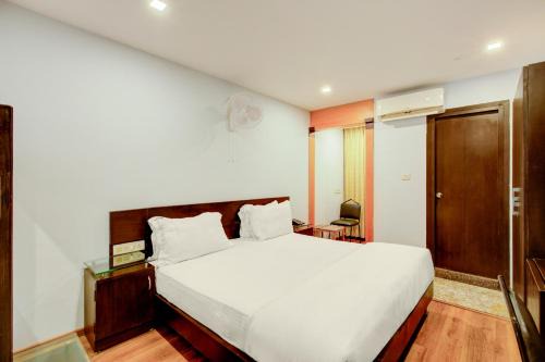 Super Townhouse Oak JVH hotel (Next to Mysore Road Metro Station)