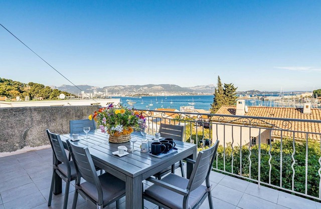 Superb 2 bedroom apartment at the top of Villa