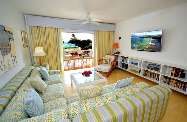 Superb 2 Bedroom/2 Bath Beachfront Condo near Reggae Beach, Ocho Rios