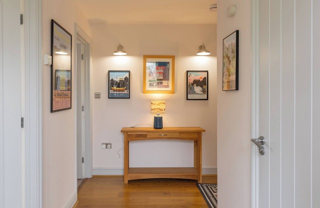Superb 2 bedroom holiday home with coastal garden in tranquil Fairlight Village