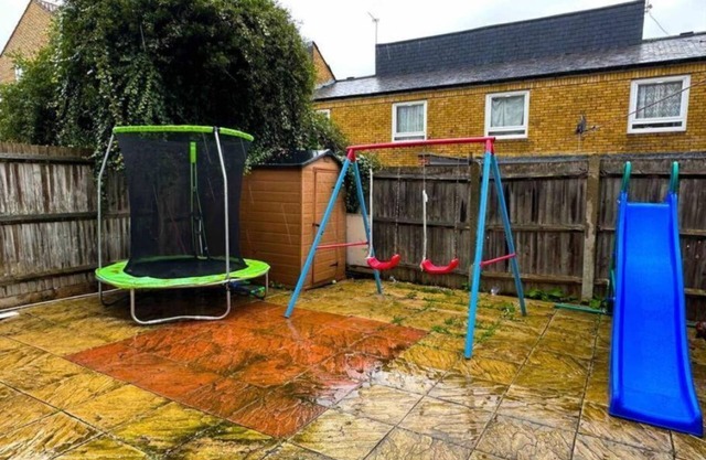 Superb 3-bedroom apartment with Garden and Lawn in London