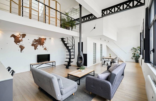 Superb 3-bedroom duplex loft + parking.