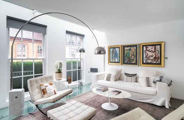 SUPERB 3 BEDROOM KNIGHTSBRIDGE HOUSE.- GREAT LOCATION