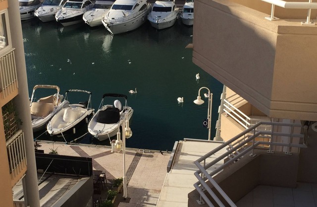 Superb 3-person apartment with canal and garden views, lovely terrace