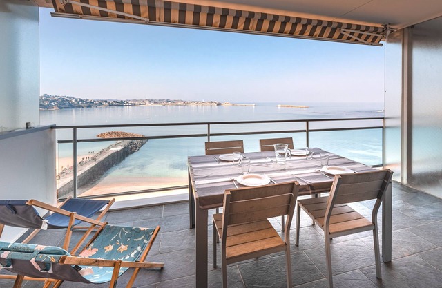 Superb apartment with a terrace facing the bay of St Jean