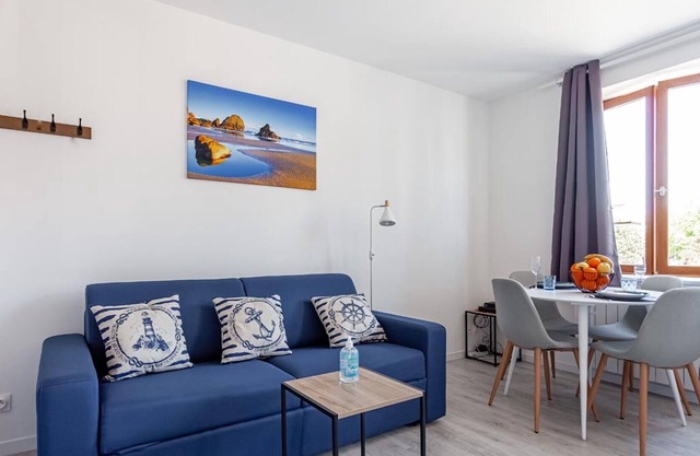 Superb apartment ideally located between the city centre and the old town.