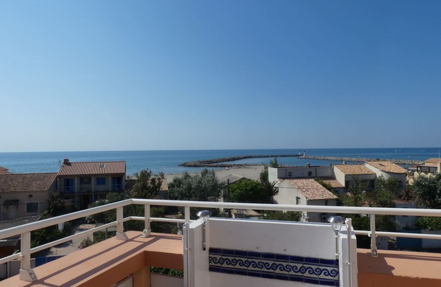 SUPERB APT FACING THE SEA, 2-minute walk from the beach.T2 MEZZA FRONTIGNAN PLAGE.