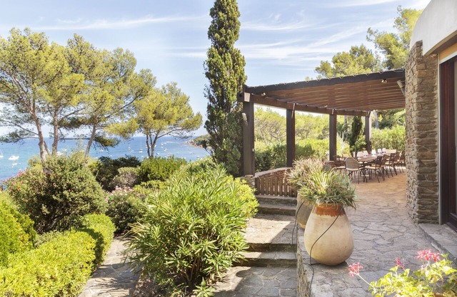 Superb architect villa, facing the sea, private domain of Gaou Bénat