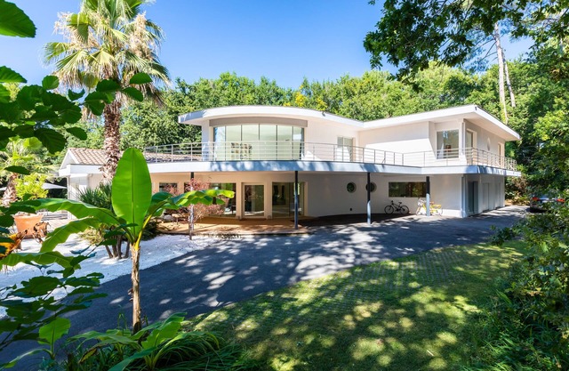 Superb architect villa, in a very beautiful park