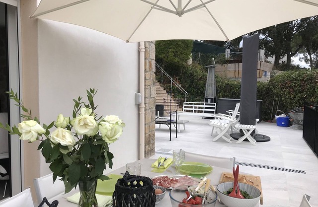 Superb contemporary house. 5 minutes from GOLF , 15 m from BEACHES
