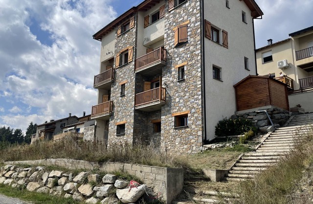 Superb duplex sleeps 8, quiet with garden, mountain view