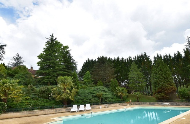 Superb Holiday Home in Prats-du-Périgord with Swimming Pool