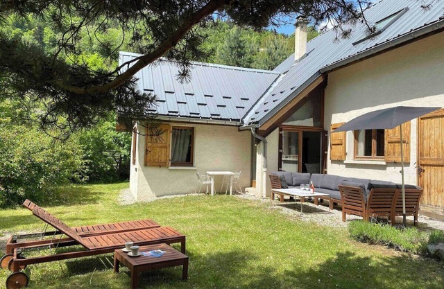 SUPERB HOUSE, GREAT LOCATION - SLEEPS 10