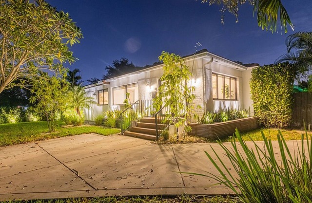 Superb Modern Villa w/Mini Golf+ Heated Pool+BBQ Grill