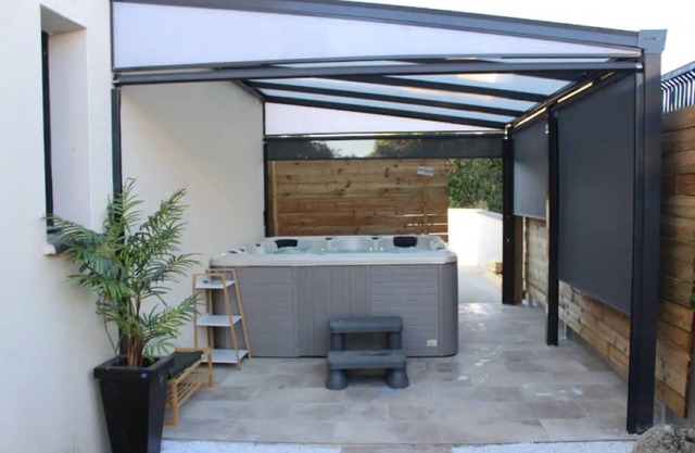 Superb new villa with 6-seater spa