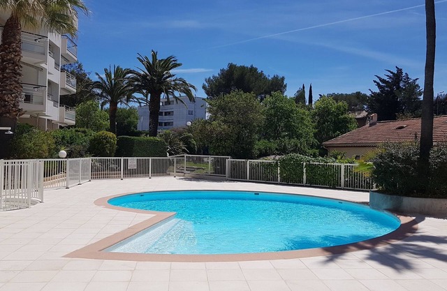 Superb sea view, air conditioning, swimming pool and private garage