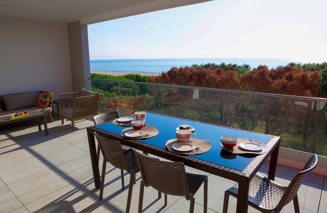 SUPERB T3-70m2- ON THE BEACH -CLIMATE- 30m2 TERRACE- WIFI-