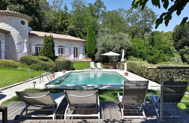 Superb villa sun swimming pool, quiet garden and sea view on the heights of Nice